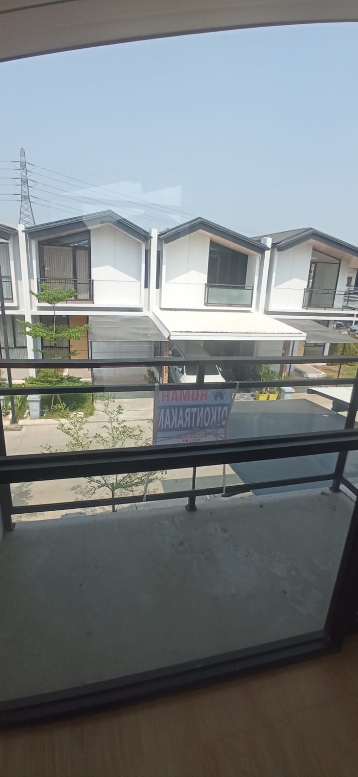 Rumah Disewakan di Cluster Uptown Lippo Cikarang